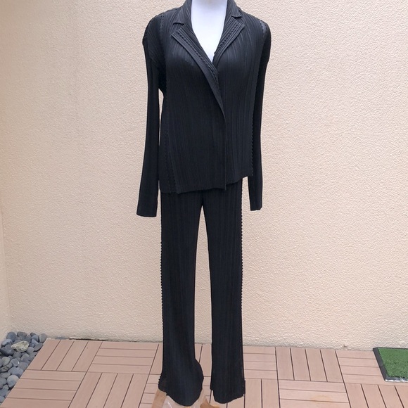 Issey Miyake Fete Fully Pleated Black Blazer and Pant Suit - Picture 2 of 13